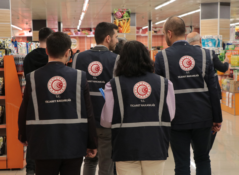 <p>'Cumhurba�kan�m�z�n g�sterdi�i 'T�rkiye Y�zy�l�' hedefinin temel ta�lar�ndan 'Ticaret Y�zy�l�' hedefleri do�rultusunda Ticaret Bakanl��� olarak ramazan ay� �ncesinde fahi� fiyat art��lar�n�n olumsuz etkilerinden t�keticileri korumak ve fiyat etiketlerinde yer verilen yan�lt�c� indirimlerin neden oldu�u t�ketici ma�duriyetinin �n�ne ge�ebilmek i�in yayg�n ve yo�un denetimlere devam ediyoruz.'</p>