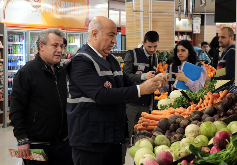 <p>Vatanda�lar�n al��veri� yaparken etiket �zerindeki fiyat de�i�im tarihine bakmas�n� tavsiye eden Mente�e, herhangi bir olumsuz durumla kar��la�anlar�n e-Devlet ve 'Alo 175 T�ketici Dan��ma Hatt�' �zerinden kendilerine �ikayette bulunabileceklerini bildirdi.</p>