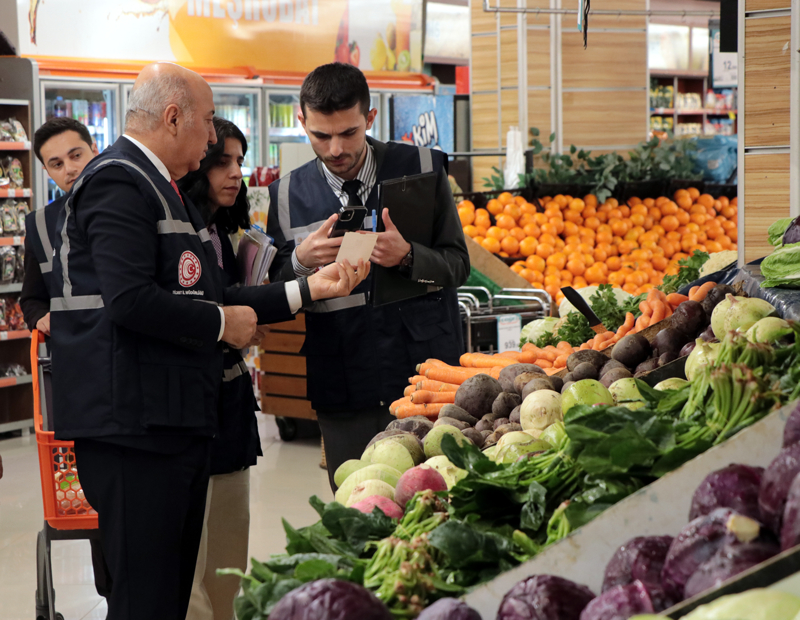 <p>Mente�e, kontroller esnas�nda �r�n�n fiyat de�i�im tarihi ile �u an ki sat�� fiyat�na da dikkat ettiklerine i�aret ederek, 'Son 2-3 ay i�erisindeki fiyat hareketleri ve bug�nk� fiyat hareketlerini kar��la�t�r�p, burada bir anormallik g�rd���m�zde Bakanl���m�zdaki Haks�z Fiyat De�erlendirme Kuruluna g�nderiyoruz. Orada da bu firmaya farkl� tutarlarda idari para cezalar� uygulan�yor. �u anda 150 yeni denetmen arkada��m�z �stanbul'a geldi. Ramazana kadar e�itimleri devam edecek. Ramazan ay� �ncesinde ba�latt���m�z bu denetimlere, ramazan ay� boyunca da yo�un �ekilde devam edece�iz.' de�erlendirmesinde bulundu.</p>