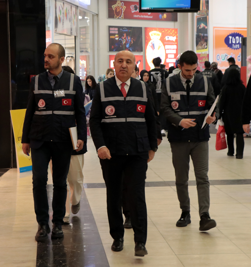 <p>�stanbul Ticaret �l M�d�r� �smail Mente�e ve beraberindeki ekip de Ka��thane'de bulunan baz� marketlerde denetim ger�ekle�tirdi.</p>