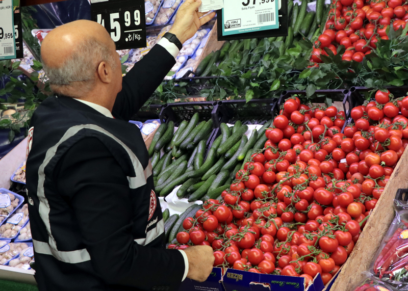 <p>Bursa Ticaret �l M�d�r� �smail Aslanlar, ramazan ay� �ncesi denetimlerin s�kla�t�r�ld���n� belirterek, 'Cumhurba�kan�m�z�n g�sterdi�i 'T�rkiye Y�zy�l�' hedefinin temel ta�lar�ndan 'Ticaretin Y�zy�l�' hedefleri do�rultusunda fahi� fiyat art��lar�n�n olumsuz etkilerinden vatanda�lar�m�z� korunmak i�in etkin m�cadelemizi s�rd�r�yoruz.' de�erlendirmesinde bulundu.</p>