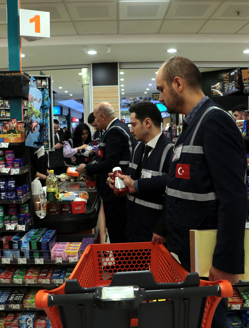 <p>Konya Ticaret �l M�d�r� Mustafa �a�layan ve il m�d�rl��� ekipleri de Konya'n�n Sel�uklu il�esindeki marketlerde denetimde bulundu. �a�layan, yakla�an ramazan ay� �ncesinde denetimleri yo�unla�t�rd�klar�n�, t�m kentte denetim �al��malar� yapt�klar�n� s�yledi.</p>