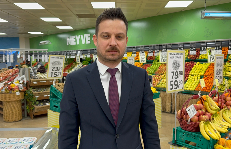 <p>Denetimlerin devam edece�ini ifade eden Uzunkaya, '�zellikle yakla�an ramazan ay�nda hem g�da toptanc�lar� hem marketler �zerinde yo�un denetimimiz devam edecektir. Bu denetimlerimiz sadece t�keticimizin korunmas�na y�nelik de�il, d�r�st, basiretli tacirlerimizin de haklar�n� korumaya y�nelik olacakt�r. Denetimler kimseye zarar vermek i�in de�il, tam tersine tacirimiz, esnaf�m�z ve t�keticimizin haklar�n� belli �l��lerde korumaya y�neliktir. Bu anlamda haks�z fiyat art��lar�na ya da fahi� fiyata yeltenecek tacirimize ve esnaf�m�za asla ge�it verilmeyece�ini buradan ilan etmek istiyoruz.' diye konu�tu.</p>