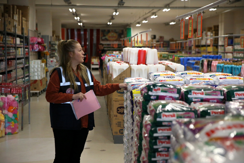 <p>�zmir'de de Alsancak semtindeki bir zincir marketin �ubesini denetleyen ekipler, fahi� fiyat, sat��tan ka��nma, etiket ve kasa aras�nda fiyat fark� olup olmad���na y�nelik incelemelerde bulundu. �zmir Ticaret �l M�d�rl��� yetkilileri, g�nde en az 5 ekiple kent genelinde 50-60 i�letmede denetim yapt�klar�na i�aret etti. Denetimlerde mevzuata ayk�r�l�k tespit edilmesi durumunda i�letmelere idari para cezas� uyguland��� bildirildi.</p>