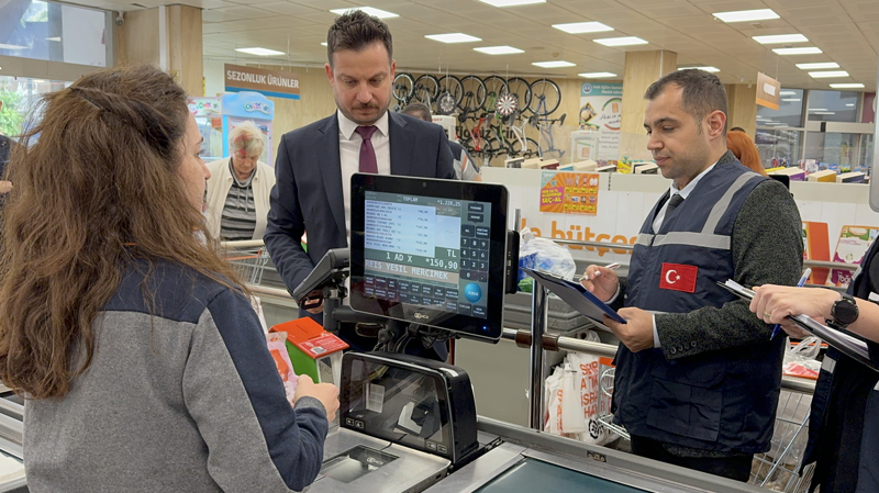 <p>Kocaeli Ticaret �l M�d�r� Veysi Uzunkaya, t�keticilerin, tacirin ve esnaf�n korunmas� maksad�yla �lke genelinde Ticaret Bakan� �mer Bolat, il genelinde de Vali Seddar Yavuz'un talimatlar� do�rultusunda fiyat etiketi, haks�z fiyat art���, kasa ve raf fiyat� aras�ndaki farklar�n denetlenmesine y�nelik �al��malar�n�n s�rd���n� s�yledi.</p>