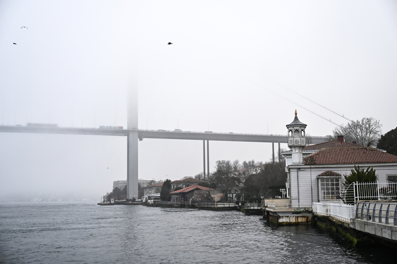 <p>15 Temmuz �ehitler K�pr�s� civar� ile �ekmek�y, �mraniye, Beykoz, �sk�dar, Sancaktepe, Sar�yer, Ka��thane ve �mraniye'de de sis yer yer etkisini g�steriyor. Sis nedeniyle baz� noktalarda g�r�� mesafesi d��t�.</p>