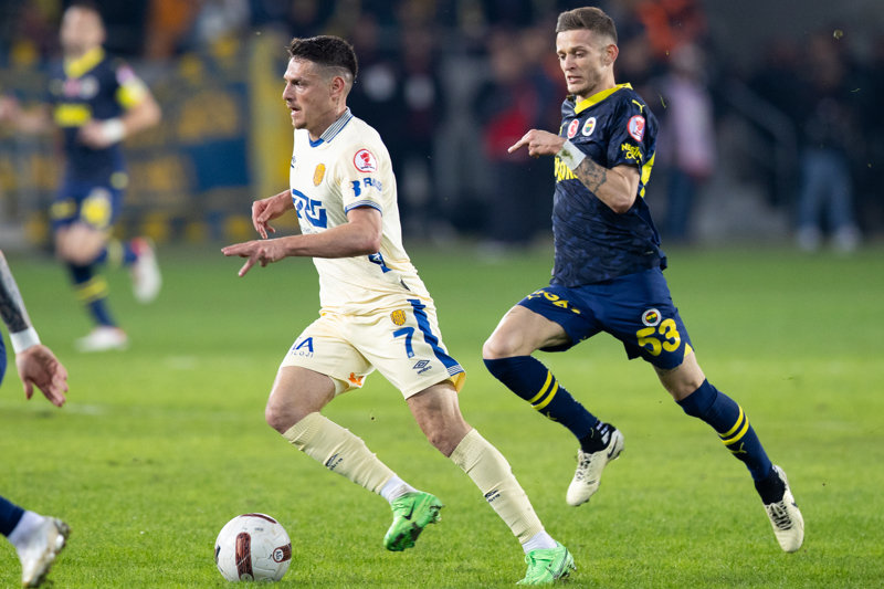 <p>4-4-2'ye döndü. Szymanski'yi merkeze çekti. Zaten bu maçta sınırlı olan verimliliği iyice düştü. Orta sahadaki İsmail de hücuma top taşıyamadı.</p>