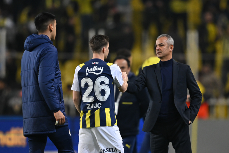 <p>Savunma hattının komple değiştirilmesi, birbiriyle daha önce hiç oynamamış isimlerin sahaya sürülmesi, yaşanan uyumsuzluk sonrası faturası ağır oldu.</p>