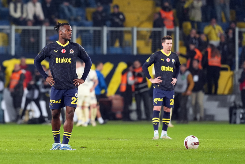 <p><b>3- MOTİVASYON EKSİKLİĞİ</b></p><p>Sahaya çıkan bazı oyuncuların maça motive olamadıkları gözlendi. 'Nasıl olsa turu geçeriz' mantığıyla hareket eden futbolcular, sorumluluk almadı.</p>