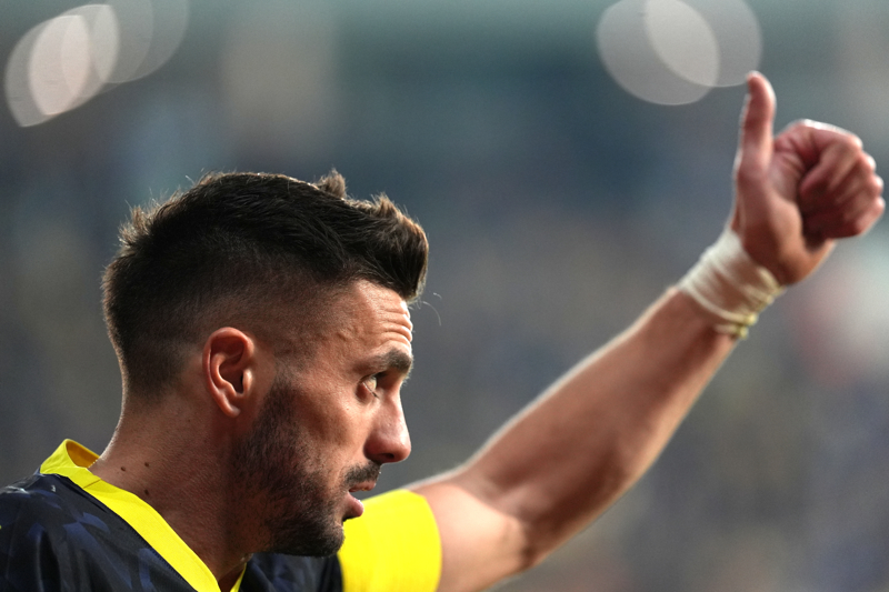 <p><b>4- FORMSUZ İSİMLERİ OYNATTI</b></p><p>62 yaşındaki teknik adam, özellikle Dusan Tadic'i, haftalardır süren form düşüklüğüne rağmen yine ilk 11'de sahaya çıkardı ve 90 dakika sahada tuttu.</p>