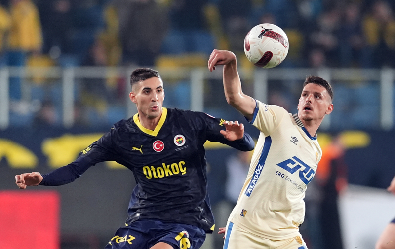 <p>Mert Müldür de sağ bekte yetersiz kaldı. Yenilen 3 golün ikisi onun kanadından geldi. Kartal, maç boyunca bu bölgeye önlem almadı, alamadı.</p>