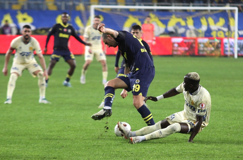 <p><b>5- SAHA ZEMİN KÖTÜYDÜ</b></p><p>Fenerbahçe, pasa dayalı futbolunu saha zemini yüzünden oynayamadı. Top yerden atıldığında sekti, ivme kazandı, tekniği yüksek isimler için sıkıntı çıkardı.</p>