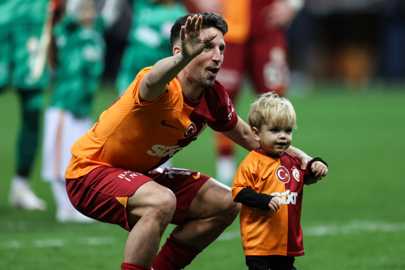 <p>Sezon sonunda sarı-kırmızılılarla sözleşmesi bitecek olan ve emekli olmaya hazırlanan Belçikalı yıldız, futboluyla göz kamaştırdı.</p>