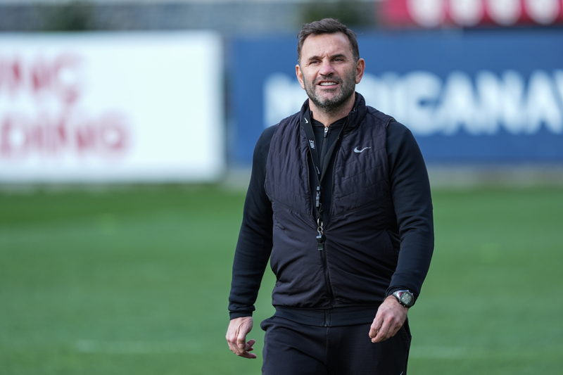 <p>Buruk, bu kez de farklı bir görev için öğrencisiyle görüşme hâlinde.</p>