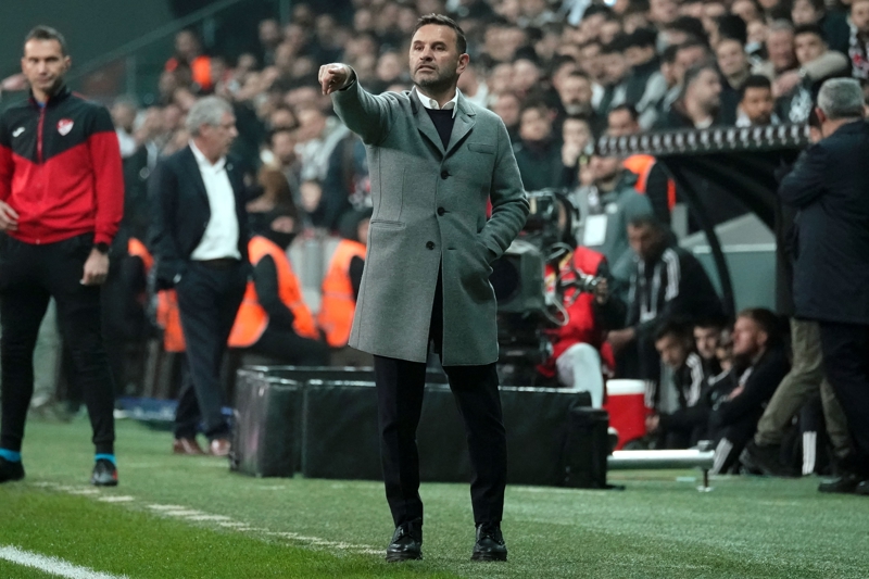 <p>Tecrübeli 10 numara, geçen sezon futbola nokta koymak istemişti ama Okan Buruk devreye girip 'Bir sezon daha' diye ikna etmişti. </p>