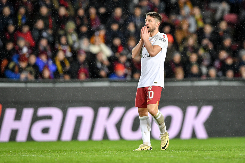 <p><b>CEVABINI SEZON SONUNDA VERECEK</b></p><p>Türkiye Gazetesi'nin haberine göre Takımın önemli bir parçası olan ve önünde sadece 11 maç kalan (1'i Süper Kupa finali) Mertens, Buruk'un 'Yeni sezonda kulübede yardımcım ol' sözünü cebe koydu. </p>