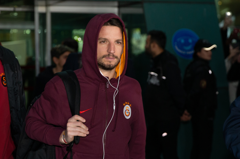 <p>Tabii yönetimin ve teknik ekibin önceliği bir sezon daha devam etmesi yönünde ama Mertens aktif futbola nokta koyacak.</p>