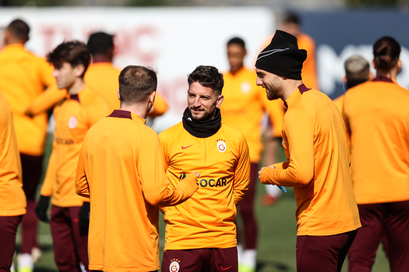 <p>Eşiyle beraber durum değerlendirmesi yapacağını belirten 10 numaranın öncelikli hedefi ülkesi Belçika'ya dönmek.</p>