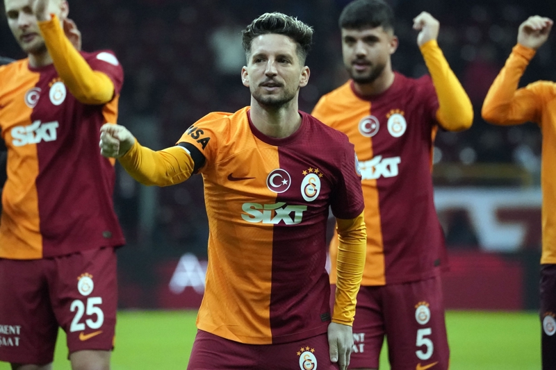 <p><b>BU SEZONKİ PERFORMANSI</b></p><p>Mayıs ayında 37 yaşına girecek olan Dries Mertens, bu sezon 40 maçta sarı kırmızılı formayı giyerken 7 gol attı, 8 de asist yaptı.<b><br></b></p>