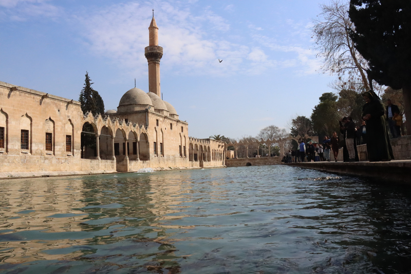 <p>Kentle zdeleen ve Hazreti brahim'in doduu rivayet edilen makam ve atee atld yer olarak bilinen Balklgl, en ok ilgi eken mekanlarn banda geliyor.</p>