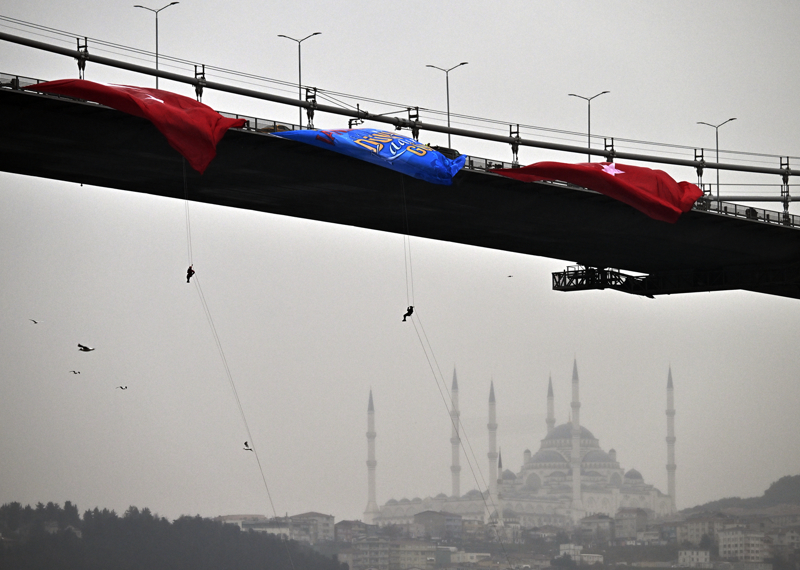 <p>İnişi tamamlayan Jandarma Üsteğmen Seher Cingöz, Jandarma Astsubaylar Ebru Kiraz, Duygu Erdem, Şafak Okçu, Aydanur Tarla ve Eylül Bahram da etkinlik alanında 8 Mart Dünya Kadınlar Günü'nü kutlayarak, gururlu olduklarını kaydetti.</p>