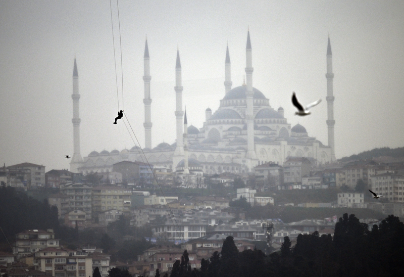 <p>İstanbul Boğazı, bu sırada gemi trafiğine kapatıldı.</p>