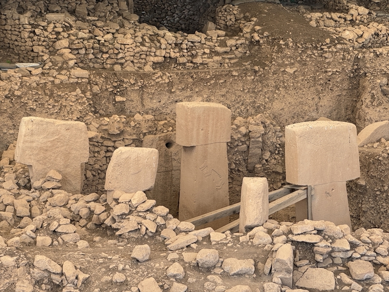 <p>Göbeklitepe Alan Başkanı ve Şanlıurfa Müzesi Müdürü Celal Uludağ, ören yerinde yapılan kazılarda elde edilen buluntuların dünya arkeolojisi açısından çok önemli sonuçlar oluşturduğunu söyledi.</p>