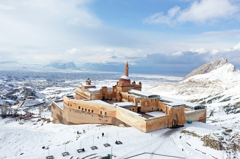 <p>Osmanl'nn Anadolu'da ina ettii en nemli yaplar arasnda yer alan tarihi sarayn yerlekesinde cami, odalar, surlar, trbe, i ve d avlular, divan ile harem salonlar yer alyor.</p>