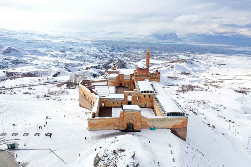 <p>Beyaz rtyle ayr gzellie brnen saray ve evresi, dronla grntlendi.</p><p>Ziyaretilerden Esra Akman, AA muhabirine, tarihi yapnn mimarisinin ok etkileyici olduunu syledi.</p>