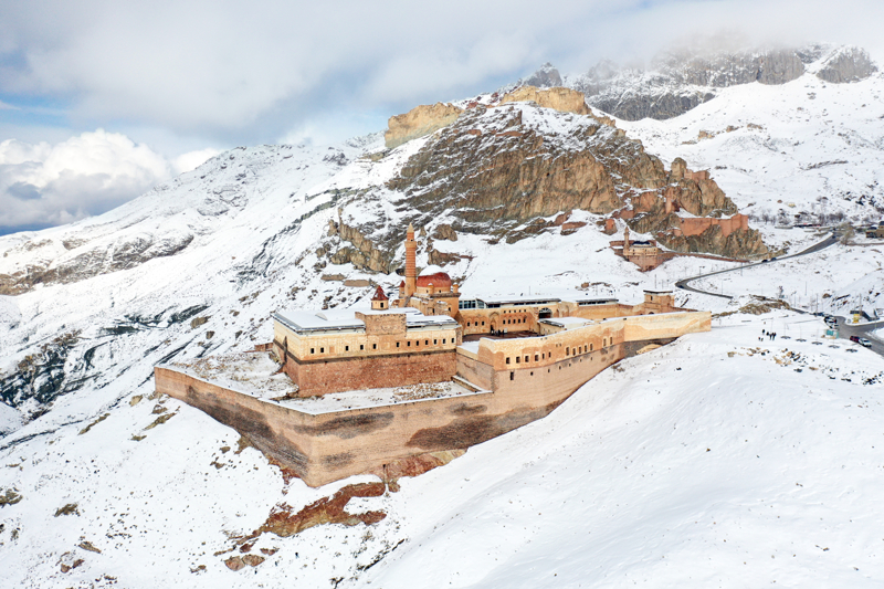 <p>UNESCO'nun Dnya Miras Geici Listesi'nde yer alan, Osmanl, Seluklu ile Barok ve Rokoko mimarisinden de izler tayan saray, yln her mevsimi ziyaretileri arlyor.</p>