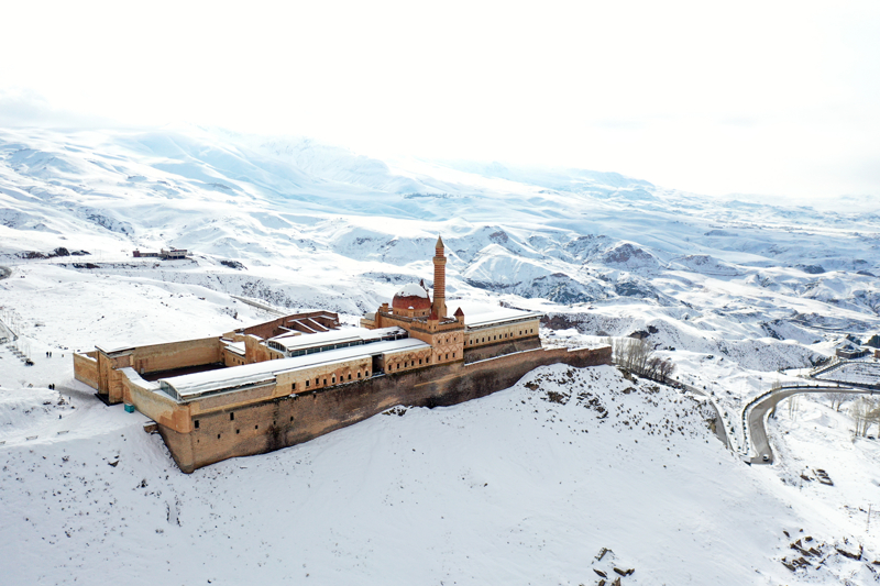 <p>Yaz aylarnda evresinde aan ieklerle kn da beyaz rtsyle ayr bir gzellie brnen saray, ilkbahar mevsiminin ilk ay olan martta karla kapland.</p>