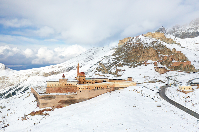 <p><b>Manzarann tadn kardklarn ifade eden Karabyk, unlar kaydetti:</b></p><p>'Kar yad, gzel bir manzara var. Gelen her misafirimizi buraya getiriyoruz. Sarayn karl hali daha gzel, manzara daha gzel oluyor. Yapld dneme gre sarayn mthi bir mimarisi var. Zindanlar beni ok etkiledi. Gnmzde bu teknolojiyle bu saray yaplamyor. O gnn artlarna gre mthi bir saray.'</p>