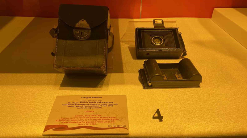 <p><b>BNBAI HAYDAR MEHMET ALGANER KMDR?</b><br></p><p>Haydar Mehmet Alganer, 1880'de stanbul'da dodu, 1966'da vefat etti. anakkale Cephesi'nde bulunduu dnemde binba ve 35 yanda olan Alganer, 28 Nisan 1915'te Arburnu'ndaki 16'nc Kolordu Kurmay Bakanl 1'nci ube Mdrlne tayin edildi. <b><br></b></p><p><b><br></b></p>