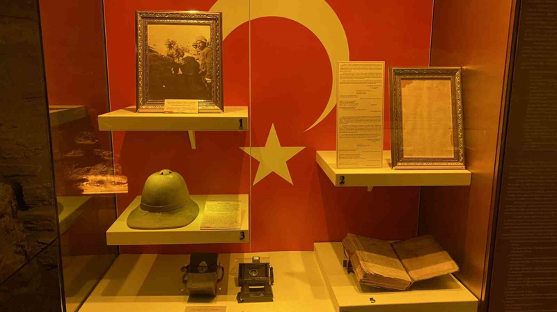 <p> Ve muhtemelen de bu fotorafn 18'nci Alay'n siperlerinin bulunduu ke de ekildiini syleyebiliriz. Akamzeri kendisi tekrar birliine dnm. Ve Vilmerle beraber o gn yaadklarn anlatmtr. Bu fotoraf makinesi ve ekilen fotoraf ailesi tarafndan imenlik Kalesine hediye edilmi ve bugn imenlik Kalesi'nin en nemli koleksiyonlar arasnda bulunmaktadr. Mutlaka anakkale'ye gelen bu fotoraf makinesi ve Atatrk'n o tarihi fotorafn grmeleri tabiki tarihimiz asndan ok nemli. Gezi yapacak kiiler iin de nemli bir hatradr' dedi.</p>