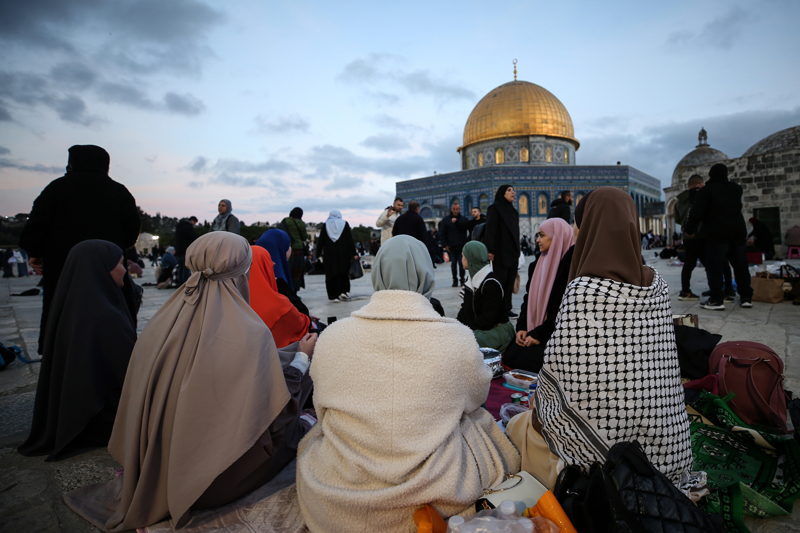 <p>�srail'in k�s�tlamalar� kar��s�nda az say�da M�sl�man iftar�n� Mescid-i Aksa'da a�t�.</p>