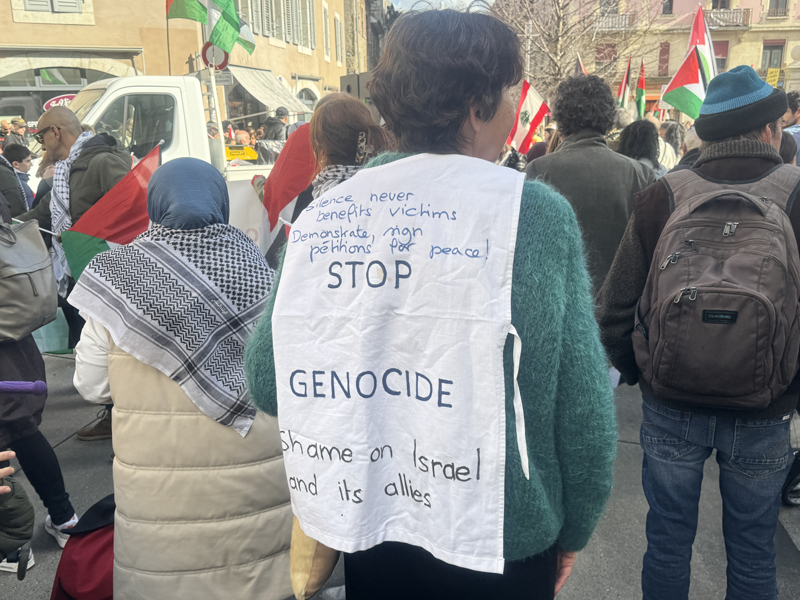 <p>Gstericiler, ngilizce, Franszca ve Arapa olarak Filistin'e destek, srail'e de tepki sloganlar att. srail'in Filistinlilere ynelik 'soykrmna' tepki gsteren protestocular, Gazze'de yaanan ktlk ve zellikle ocuklarn alk nedeniyle lmesine tepki gsterdi.</p>