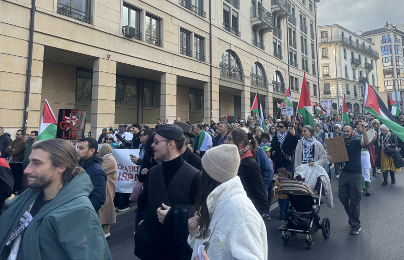 <p>Ellerinde Filistin'in zgrln destekleyen dvizler de tayan eylemcilere destek iin evredeki binalardan bayrak ald.</p>