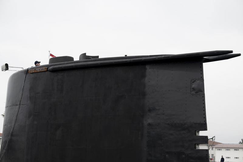 <p>'Türk denizaltı filosunda halihazırda 'layn' sistemi diye tabir ettiğimiz, sadece tek bir dal veya alanda yetişmiş değil, denizaltıyı ilgilendiren tüm alanları kapsayan hem makineci subay hem de güverteci subay görevlerini tamamladım. Daha sonra denizaltı başçarkçılığı ve ikinci komutanlık görevlerinde bulundum. Komutan stajını başarıyla tamamlamayı müteakip TCG Preveze Komutanı olarak atandım.'</p>