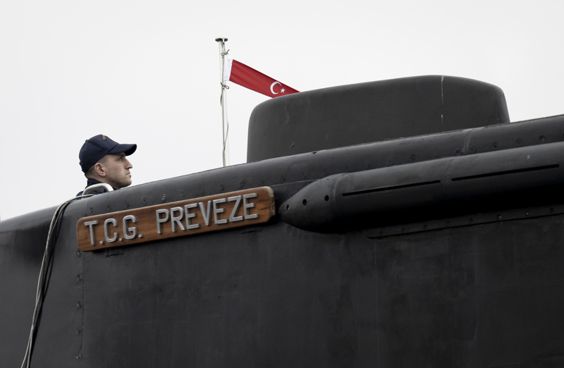 <p>Denizaltı komutanının esas görevinin, denizaltını her an harbe hazır halde tutmak olduğuna vurgu yapan Çolak, personelin eğitimi ve materyal konularında yol gösterici ve denetleyici görevini aktif olarak icra ettiğini anlattı.</p>