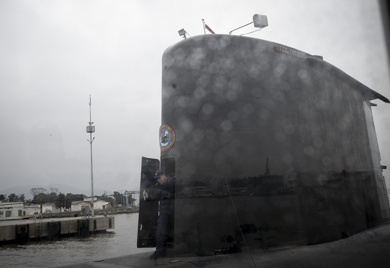 <p>Ana görevlerinin, Türkiye'nin çevre denizlerinde deniz alaka ve menfaatlerinin korunmasına yardım maksadıyla her an harbe hazır bulunmak olduğunu dile getiren Çolak, bunun için tek gemi eğitimleri, taktik eğitimler ve tatbikatlara iştirak ettiklerini söyledi.</p>