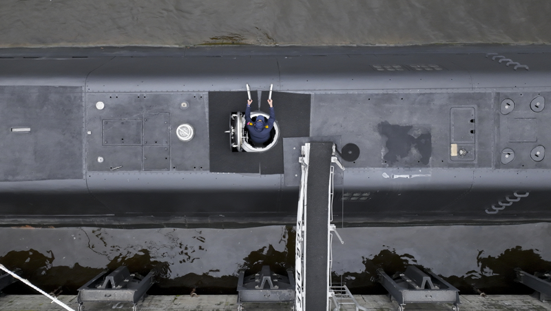 <p>TCG Preveze Komutanı Deniz Binbaşı Abbas Çolak, her denizaltıcı subayın hayalinin bir gün bir denizaltıya kumanda etmek olduğunu belirterek, 'Ben de 15 Ağustos 2023 tarihinde TCG Preveze'nin komutasını devraldım. O günden beri de bu onurlu görevi deruhte etmekteyim.' dedi.</p>