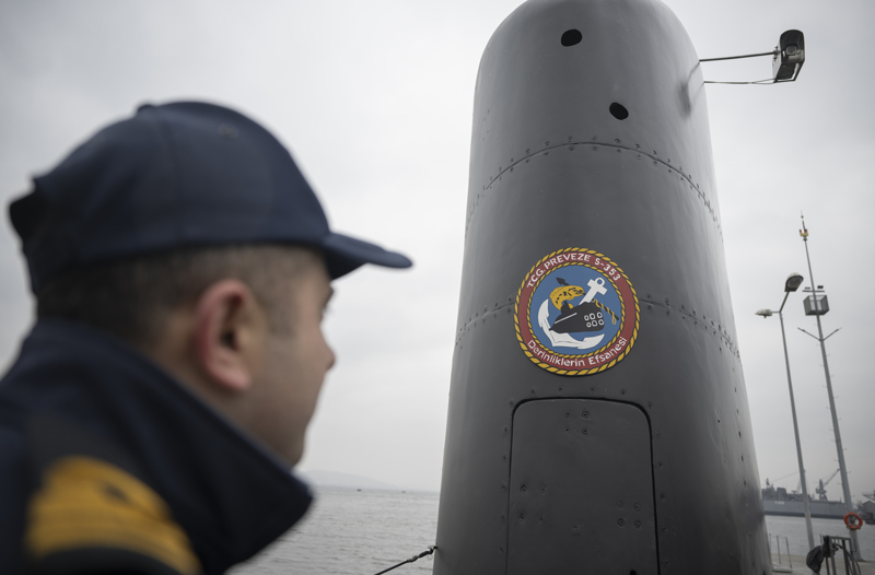 <p>Bröve taktıktan sonra da denizaltıda eğitim faaliyetlerinin devam ettiğine aktaran Sever, 'Cumhuriyetimizin Kurucusu Ulu Önder Atatürk'ün de büyük bir isabetle belirttiği gibi 'Mekteb-i asli kıtadır' sözü bizim de yol göstericimiz olmuştur. Gerek teorik ders ve konferanslar, gerekse cihazları bizzat kullanarak yapılan eğitimlerle personelimizin eğitim seviyesi her zaman yüksek tutulmaktadır.' dedi.</p>