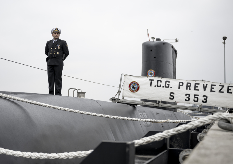 <p>'TCG Preveze, dünyanın herhangi bir yerinde, herhangi bir zamanda tevdi edilecek herhangi bir görevi sorunsuz bir şekilde yerine getirmeye muktedirdir. Benim tecrübelerime göre, TCG Preveze, çok sığ sulardan okyanusun derinliklerine, kutup bölgelerinden tropik denizlere kadar her ortamda görev icra edebilecek bir denizaltıdır. Sahip olduğu modern milli sensör sistemleri ve milli torpidomuz AKYA'nın ateş gücü ile oldukça caydırıcı bir platformdur.'</p>