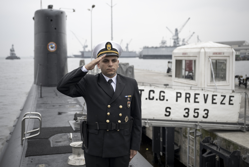 <p>Yüzbaşı Sağlam, denizaltında emniyet sistemi dendiğinde akla ilk gelenin personel eğitimi olduğuna işaret ederek, 'Önce personelin emniyet hususları konusundaki eğitimi detaylı bir şekilde sağlanmakta, bilahare bu eğitim teknik donanım ile birleştirilerek emniyet sistemi oluşturulmaktadır. Gemimizde tüm daireleri 24 saat esasına göre takip eden sistemler mevcuttur.' diye konuştu.</p>