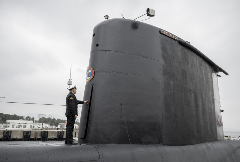 <p>Denizaltılarında 40-45 personelin görev yaptığını belirten Sever, uzmanlık alanlarına dayalı bir personel yapısının mevcut olduğu bilgisini verdi.</p>