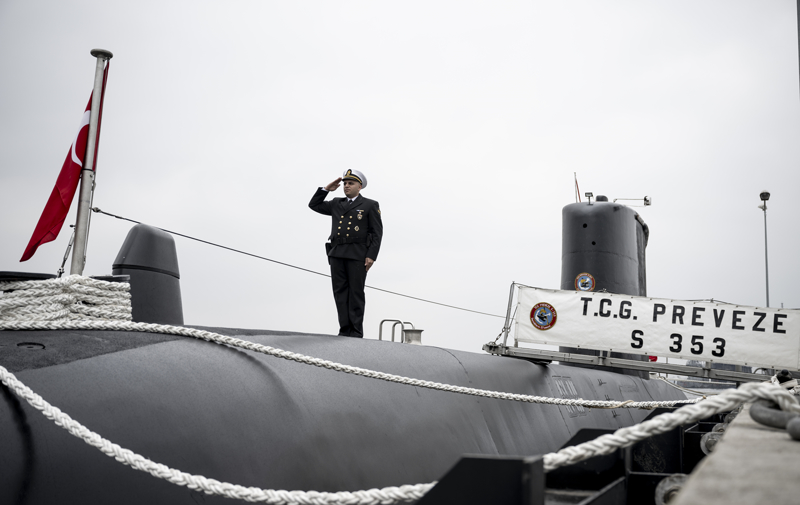 <p><b>- 'DÜNYANIN EN SESSİZ DENİZALTILARI'</b><br></p><p><b><br></b></p><p>TCG Preveze Başçarkçısı Deniz Yüzbaşı Kaya Samet Sağlam da Türk Deniz Kuvvetleri envanterinde yer alan denizaltıların tekne yapıları ve makine sistemleri olarak benzer özellikler taşıdıkları ancak özellikle elektronik sistemler ve silah yüklerinin, inşa yıllarına göre farklılık gösterdiğini belirtti.</p>