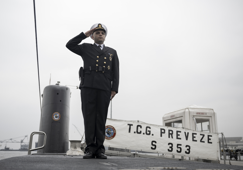 <p><b>- 'DENİZALTICILIK BİR MESLEKTEN ÖTE, YAŞAM TARZI'</b><br></p><p><b><br></b></p><p>TCG Preveze Kıdemli Astsubayı Hacı Murat Sever, personelin uzun bir denizaltıcılık kursunu tamamladıktan sonra gemilerde zorlu bir staja çıktığını ve başarılı olanların denizaltıcı brövesi takmaya hak kazandığını söyledi.</p>