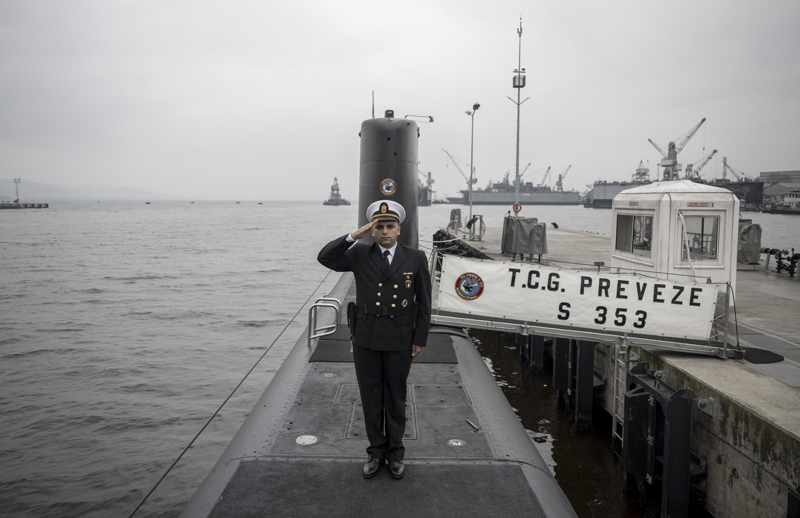 <p>'Envanterimizde bulunan Ay, Preveze ve Gür sınıfı denizaltıların hareket etmesini sağlayan sistem dizel elektrik sistemidir. Dizel jeneratörler ile elde edilen elektrik enerjisi, gemideki yardımcı sistemlerde kullanılmakta ve pervanenin çevrilmesi için toplam ağırlığı 250 tonu bulan pillerde depolanmaktadır. Pillerde depolanan elektrik enerjisinin azalması halinde denizaltı sualtında, ancak su yüzeyine yakın iken hava ile irtibatı sağlayan şnorkel adı verilen sistemle piller tekrar şarj edilebilmektedir. Dizel elektrikli denizaltılar dünyanın en sessiz denizaltılarıdır.'</p>