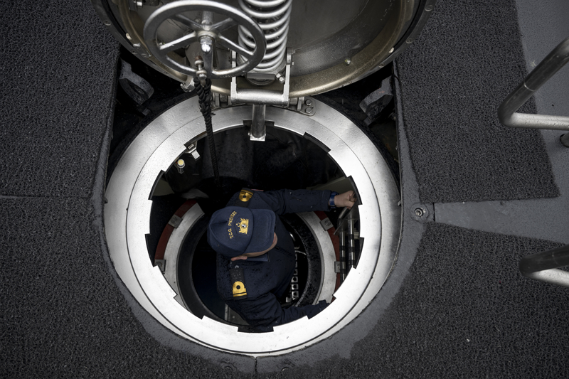 <p><b>- AKYA TORPİDOSU İLK KEZ TCG PREVEZE'DEN ATEŞLENDİ</b><br></p><p><b><br></b></p><p>Yerli ve milli imkanlarla ROKETSAN tarafından geliştirilen AKYA ağır torpidosunun 27 Aralık 2023'teki ilk atışı da TCG Preveze denizaltısından yapıldı. Deniz Kuvvetleri Komutanı Oramiral Ercüment Tatlıoğlu'nun TCG Gökova'nın Komuta Merkezinden takip ettiği, AKYA ağır torpidosunun ateşlenerek hedef gemiyi 12 bin yardalık mesafeden tam isabetle vurduğu bu atış sonrasında AKYA torpidosu Deniz Kuvvetleri envanterine dahil edildi.</p>