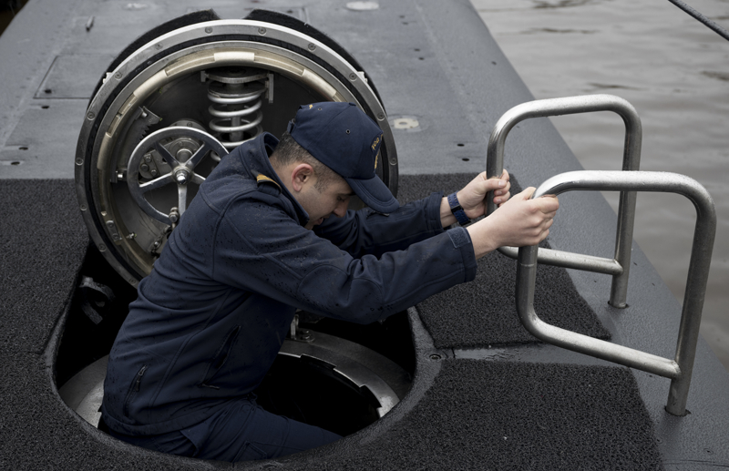 <p>Kıdemli Astsubay Sever, denizaltıcılığın bir meslekten öte, bir yaşam tarzı olduğunu belirterek, 'Denizaltıcılık, bir insanın hayatında yaşayabileceği tüm duyguları ve hisleri tatmasını sağlar. Onur, cesaret, gurur, kader birliği, yardımlaşma, sadakat, sevinç ve heyecan.' ifadelerini kullandı.</p>